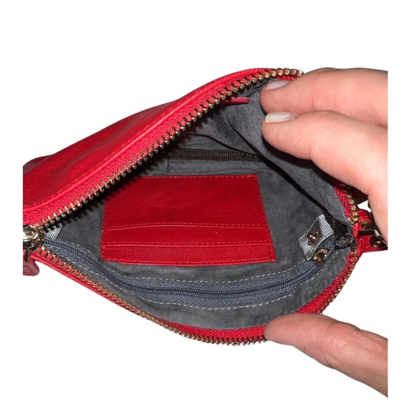 HANDBAG BUTLER Mighty Purse Red Leather Wristlet iPhone Charge On The Go - Picture 4 of 6